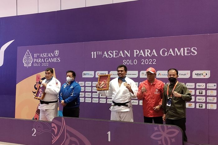 Tony Ricardo Mantolas meraih medali emas di nomor Men&rsquo;s Individual J1 &amp; J2 +90 kg cabor blind judo ASEAN Para Games 2022, Tirtonadi Convention Hall, Selasa (2/8/2022)