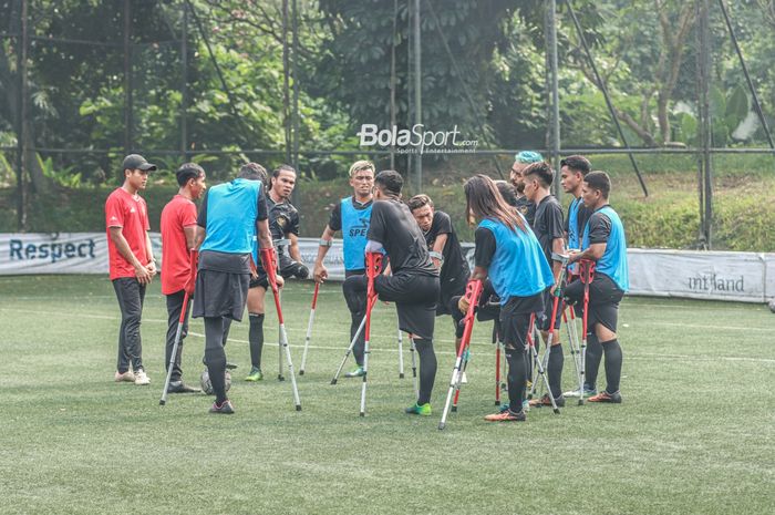 Skuat timnas amputasi Indonesia (skuad timnas amputasi Indonesia) sedang melakukan briefing di Lapangan Serena Hills, Karang Tengah, Jakarta Selatan, 3 Agustus 2022.