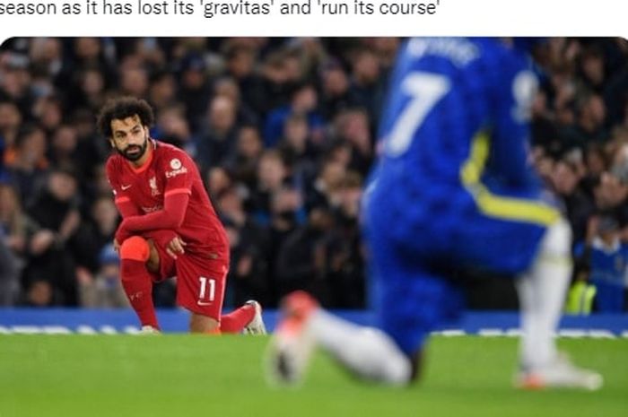 Mohamed Salah melakukan gerakan berlutut sebelum pertandingan