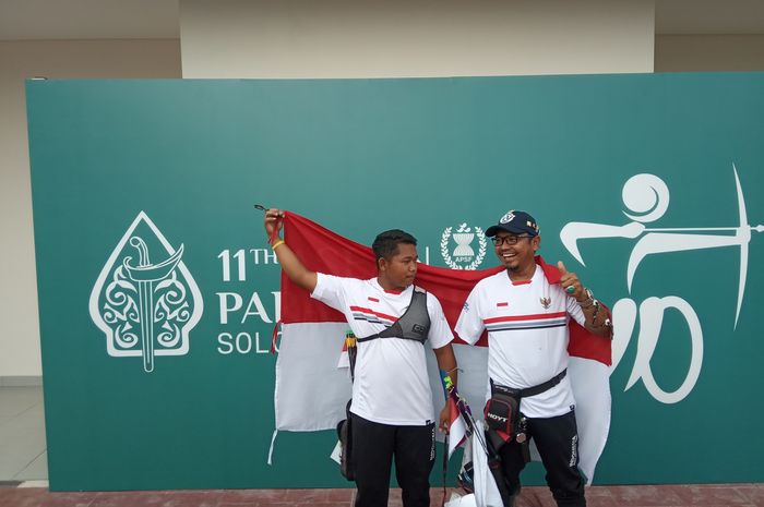 Selebrasi Setiawan (kiri) dan Kholidin (kanan) usai meraih medali emas ASEAN Para Games 2022 cabang para-panahan, Rabu (3/8/2022)