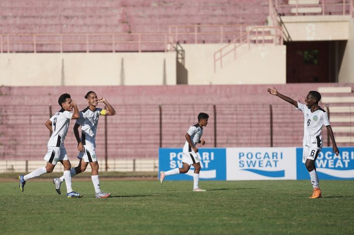 Para pemain timnas U-16 Timor Leste saat selebrasi setelah mencetak gol.