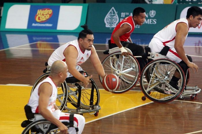Pemain timnas basket kursi roda 5x5 saat bertanding melawan Kamboja pada ajang ASEAN Para Games 2022, GOR Sritex Arena Surakarta (2/8/2022)