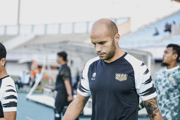 Risto Mitrevksi, bek Dewa United, yang merupakan eks anak asuh Kurniawan Dwi Yulianto saat di Sabah FC