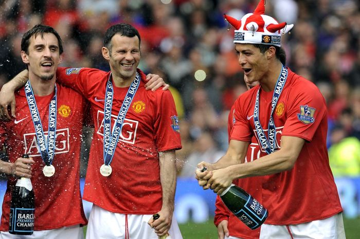 Gary Neville, Ryan Giggs, dan Cristiano Ronaldo merayakan keberhasilan Manchester United menjuarai Liga Inggris seusai bermain seri 0-0 kontra Arsenal di Stadion Old Trafford, 16 Mei 2009.