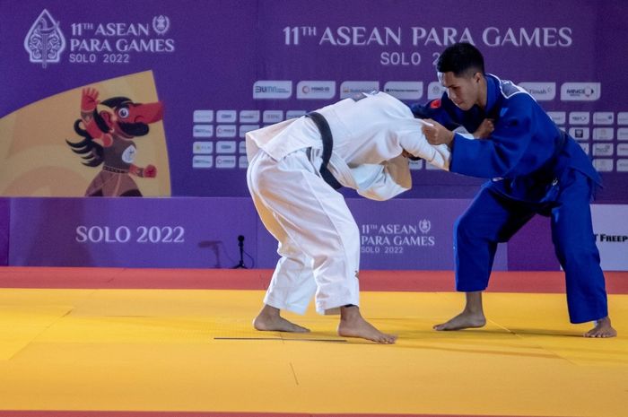 Bayu Aji Pangestu (biru) bertanding melawan Nguyen Viet Tu (putih) di Tirtonadi Convention Hall Solo pada Selasa (2/8/2022)