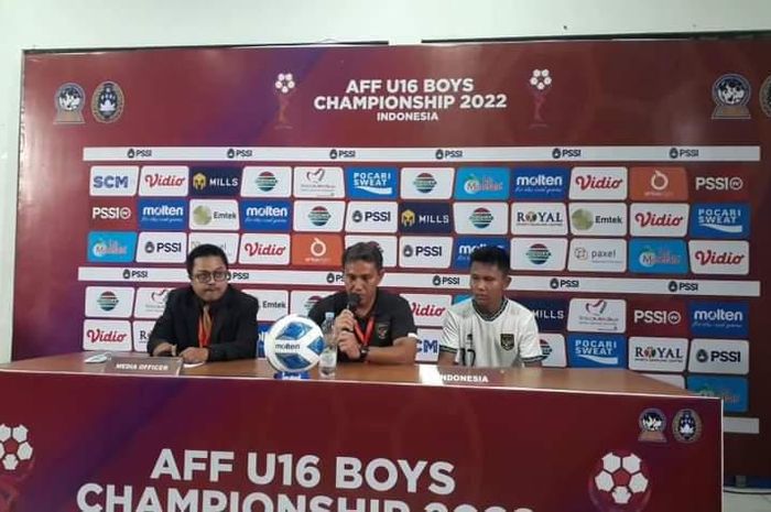 Bima Sakti dan Nabil Asyura menghadiri konferensi pers pasca pertandingan timnas U-16 Indonesia lawan Singapura di Stadion Maguwoharjo, Sleman, Rabu (3/8/2022)