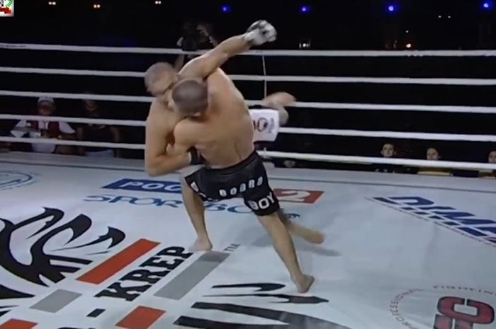 Aksi eks jagoan UFC, Khabib Nurmagomedov membanting korbannya yang ke-14, Khamiz Mamedov pada ProFC 30: Battle On Don, 5 Agustus 2011.
