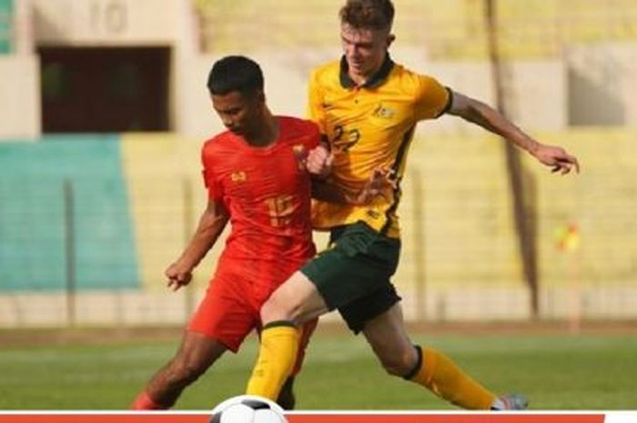 Pemain Timnas U-16 Kamboja berebut bola dengan pemain Timnas U-16 Australia.