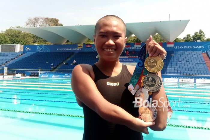 Mutiara Cantik Harsono memamerkan 1 medali emas dan 3 medali perunggu yang diraihnya pada ASEAN Para Games 2022. Rasa syukur atas raihan medali emas diekspresikan atlet para-renang asal Nganjuk, Jawa Timur, itu dengan mencukur rambutnya hingga gundul. 