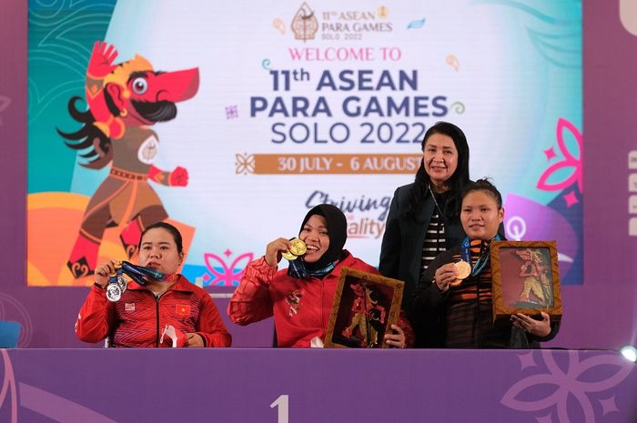 Nurtani Purba (tengah) berhasil meraih medali emas dari cabor para-angkat beban di Paragon Hotel Solo, Kamis (4/8/2022)