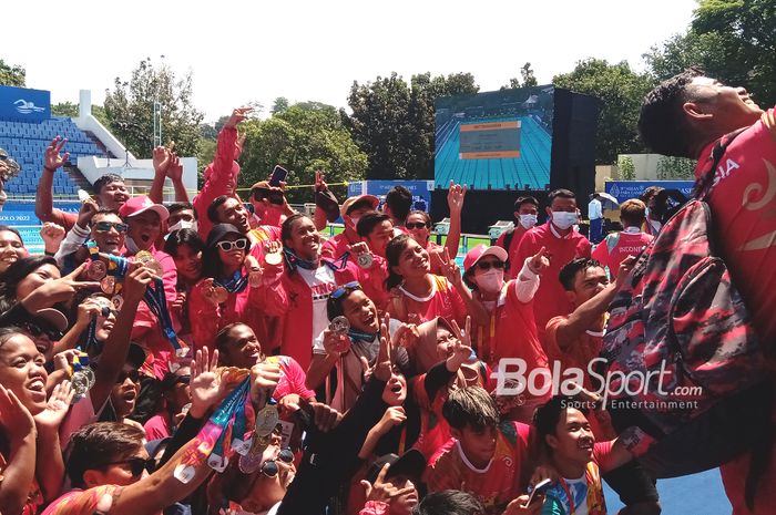Tim para-renang Indonesia melakukan swafoto setelah memastikan diri menjadi juara umum pada ASEAN Para Games 2022 yang berlangsung di Kolam Renang Jatidiri, Semarang, Jawa Tengah, 5 Agustus 2022. Pencapaian ini mempertahankan kesuksesan serupa pada ASEAN Para Games 2017 di Kuala Lumpur, Malaysia.
