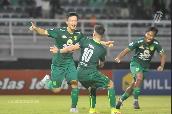 Gelandang Persebaya Surabaya, Sho Yamamoto, melakukan selebrasi setelah mencetak gol untuk timnya.