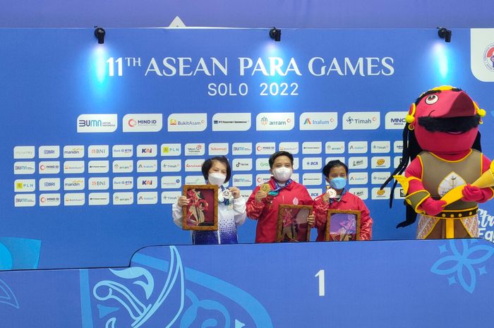 Lina Marlina (tengah) berhasil meraih medali emas di cabor para-bulu tangkis ASEAN Para Games 2022 di  Edutorium Universitas Muhammadiyah Surakarta, Kamis (4/8/2022)