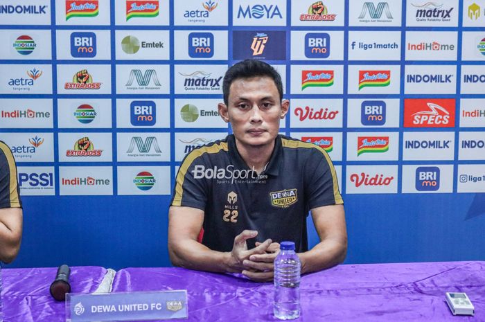 Bek sayap kanan Dewa United, Dias Angga Putra, saat melakukan sesi jumpa pers di Stadion Indomilk Arena, Tangerang, Banten, 6 Agustus 2022.