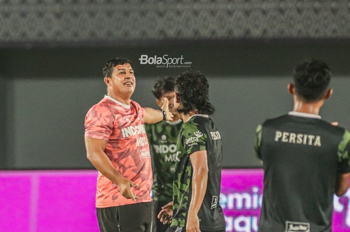 Pelatih Persita Tangerang, Angel Alfredo Vera (kiri), sedang memberikan intruksi kepada para pemainnya di Stadion Indomilk Arena, Tangerang, Banten, 6 Agustus 2022.