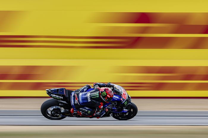 Aksi pembalap Monster Energy Yamaha, Fabio Quartararo, saat latihan bebas MotoGP Inggris 2022 di Sirkuit Silverstone, Inggris, 5 Agustus 2022.