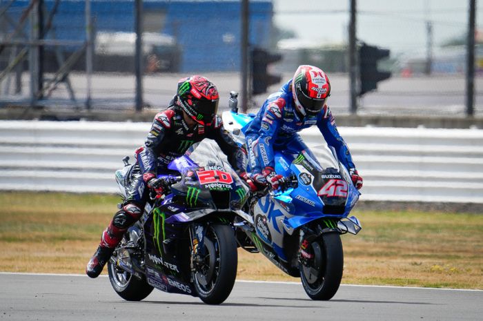 Pembalap Monster Energy Yamaha, Fabio Quartararo dan pembalap Suzuki Ecstar, Alex Rins pada sesi latihan bebas MotoGP Inggris di Sirkuit Silverstone, Inggris, 5 Agustus 2022.