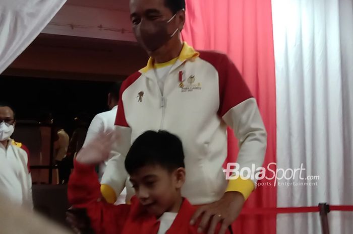 Presiden RI, Joko Widodo, dan cucu, Jan Ethes Srinarendra, menyapa awak media saat menghadiri closing ceremony ASEAN Para Games 2022 di Stadion Manahan, Surakarta, Jawa Tengah, 6 Agustus 2022.