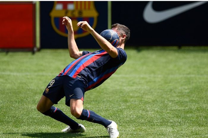 Aksi olah bola Robert Lewandowski saat diperkenalkan Barcelona kepada publik di Spotify Camp Nou 