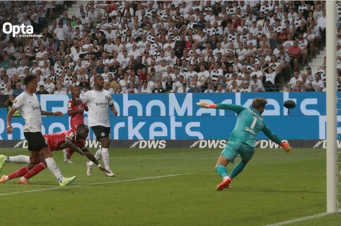 Sadio Mane mencetak gol debutnya untuk Bayern Muenchen di Bundesliga 2022-2023 ke gawang Eintracht Frankfurt di Deutsche Bank Arena, Jumat (5/8/2022).