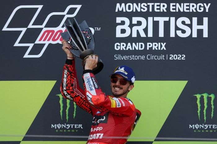 Pembalap Ducati, Francesco Bagnaia, merayakan kemenangan di podium MotoGP Inggris di Sirkuit Silverstone, Minggu (7/8/2022).