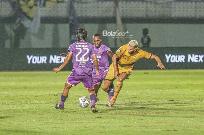 Penyerang Dewa United, Karim Rossi (kanan), sedang berebut bola dengan pemain Persita Tangerang bernama Elisa Yahya Basna alias Elisa Basna (tengah) dalam laga pekan ketiga Liga 1 2022 di Stadion Indomilk Arena, Tangerang, Banten, 7 Agustus 2022.