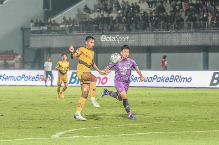 Penyerang Persita Tangerang, Muchamad Wildan Ramdhani Nugraha (kanan), sedang berebut bola dengan bek Dewa United bernama Mochammad Zaenuri (kiri) dalam laga pekan ketiga Liga 1 2022 di Stadion Indomilk Arena, Tangerang, Banten, 7 Agustus 2022.