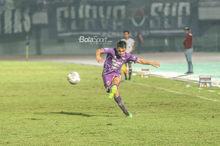 Gelandang serang Persita Tangerang, Norberto Ezequiel Vidal, sedang menendang bola dalam laga pekan ketiga Liga 1 2022 di Stadion Indomilk Arena, Tangerang, Banten, 7 Agustus 2022.