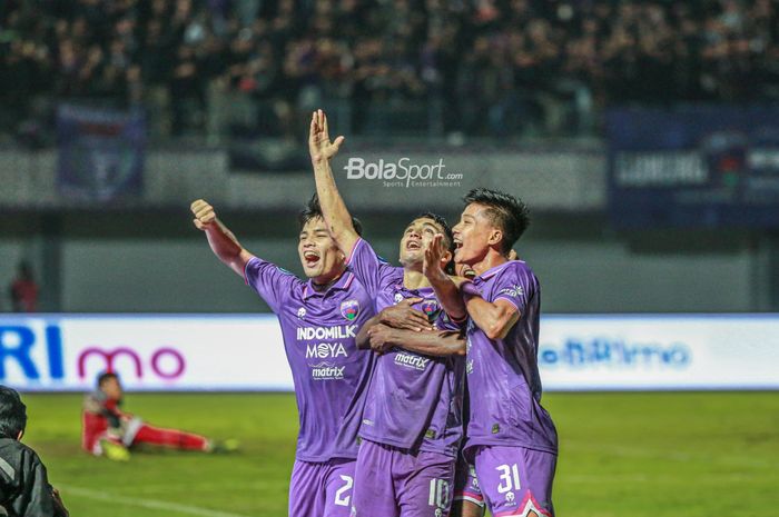 (Dari kiri ke kanan) Muchamad Wildan Ramdhani Nugraha, Norberto Ezequiel Vidal, dan Arif Setiawan sedang merayakan gol Persita Tangerang dalam laga pekan ketiga Liga 1 2022 di Stadion Indomilk Arena, Tangerang, Banten, 7 Agustus 2022.
