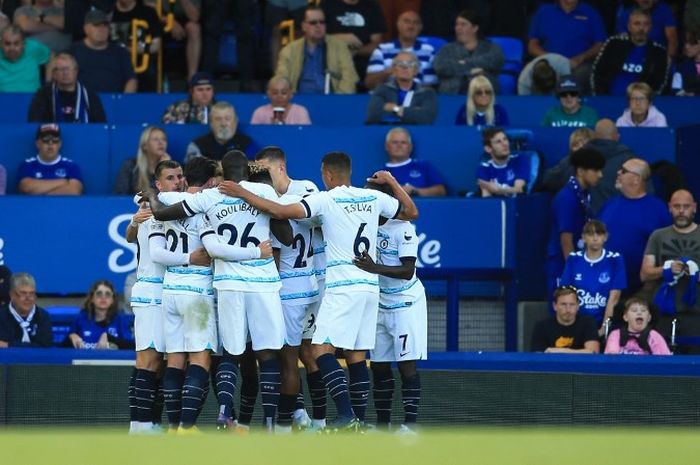 Para pemain Chelsea merayakan kemenangan atas Everton dalam laga pertama Liga Inggris 2022-2023.
