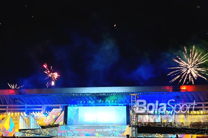 Pesta kembang api menutup rangkaian upacara penutupan ASEAN Para Games 2022 di Stadion Manahan, Surakarta, Jawa Tengah, 6 Agustus 2022.