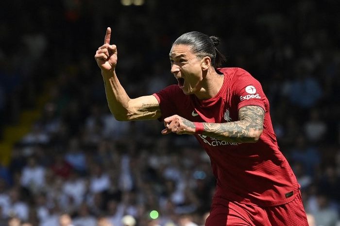 Striker Liverpool, Darwin Nunez, merayakan golnya ke gawang Fulham dalam laga Liga Inggris di Stadion Craven Cottage pada Sabtu (6/8/2022).