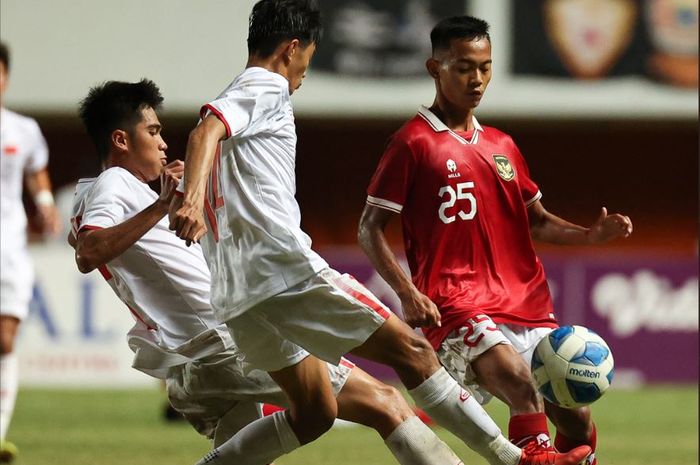 Pemain Timnas U-16 Indonesia, M. Riski Afrisal, dihadang oleh dua penggawa Vietnam dalam laga terakhir Grup A Piala AFF U-16 2022, Sabtu (6/8/2022).