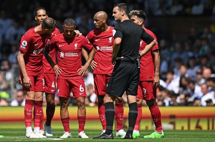 Gelandang Liverpool, Thiago Alcantara, mengalami cedera dalam laga mealwan Fulham.