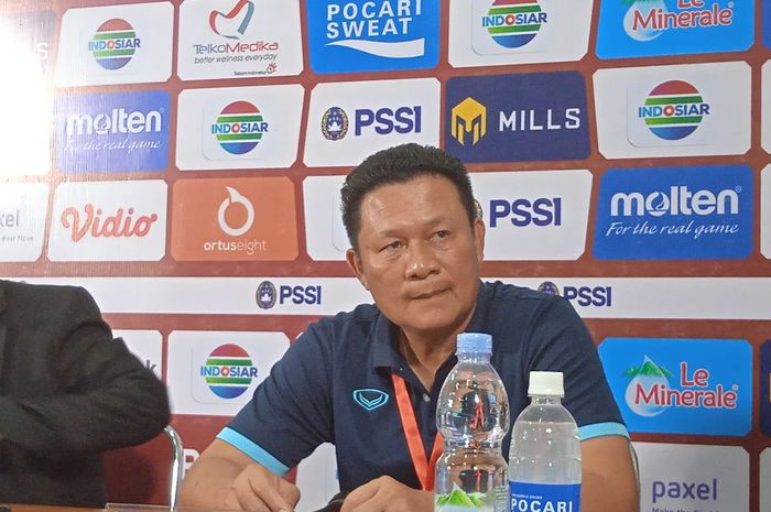 Pelatih Timnas U-16 Vietnam, Nguyen Quoc Tuan, dalam sesi konferensi pers seusai melawan Indonesia, Sabtu (6/8/2022).