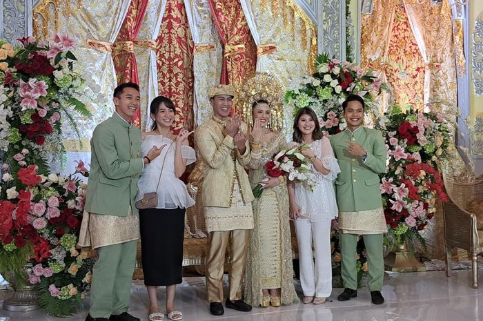 Pebulu tangkis tunggal putra Indonesia, Shesar Hiren Rhustavito, tengah bersama istri di resepsi pernikahan bersama Jonatan Christie dan Anthony Sinisuka Ginting, Minggu (7/8/2022).