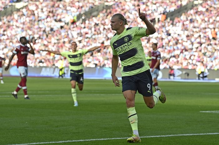 Penyerang Manchester City, Erling Haaland, merayakan gol keduanya ke gawang West Ham United pada pekan pertama Liga Inggris musim 2022-2023 di Stadion London, Minggu (7/8/2022). 