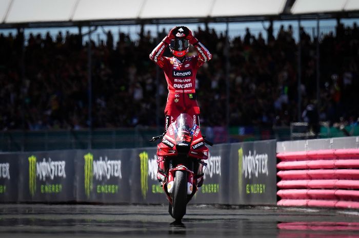 Pembalap Ducati Lenovo, Francesco Bagnaia melakukan selebrasi setelah meraih kemenangan pada MotoGP Inggris di Sirkuit Silverstone, Inggris, Minggu (7/8/2022)