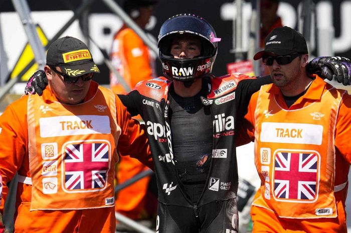 Pembalap Aprilia Racing, Aleix Espargaro usai kecelakaan di sesi FP4 MotoGP Inggris, Sabtu (6/8/2022)