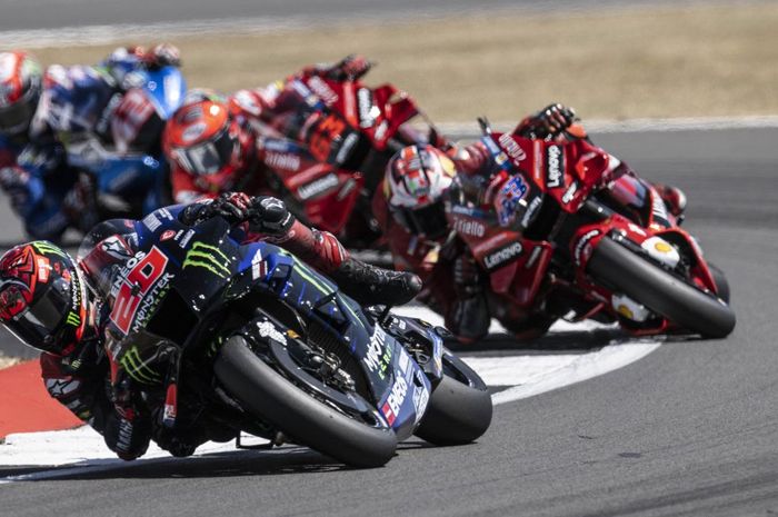 Pembalap MotoGP dari tim Monster Energy Yamaha, Fabio Quartararo kala beraksi di lintasan.