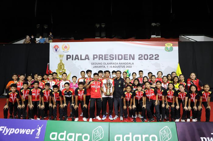 Kontingen Jawa Tengah saat menjuarai ajang bulu tangkis Piala Presiden 2022, Sabtu (6/8/2022)