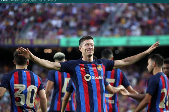 Selebrasi penyerang Barcelona, Robert Lewandowski usai mencetak gol ke gawang Pumas UNAM dalam laga trofi Joan Gamper di Spotify Camp Nou, Minggu (7/8/2022) atau Senin dini hari WIB.