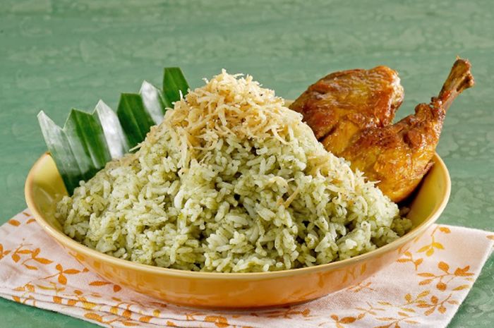 Ilustrasi satu porsi sajian nasi goreng hijau lengkap dengan taburan teri.