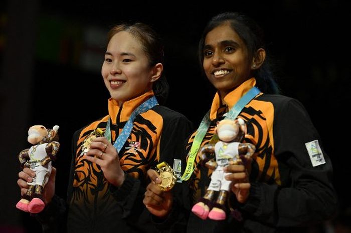 Pasangan ganda putri Malaysia, Pearly Tan/Thinaah Muralitharan berpose dengan medali emas individu Commonwealth Games 2022 di NEC, Birmingham, Inggris, Senin (8/8/2022).