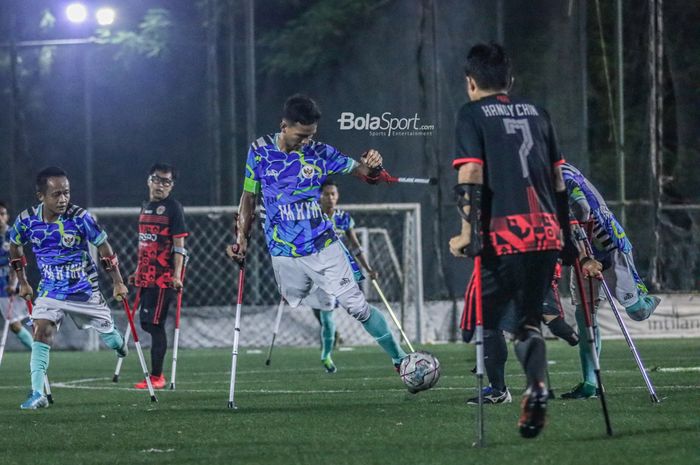 Pemain timnas amputasi Indonesia alias Garuda INAF,  Agung Rizki Satria (tengah), sedang menguasai bola ketika bertanding di Lapangan Serena Hills, Lebak Bulus, Jakarta Selatan, 8 Agustus 2022.