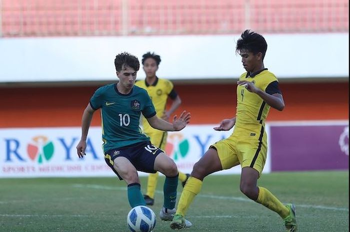 Pemain Australia dan Malaysia sedang berebut bola di pertandingan terakhir Grup C Piala AFF U-16 2022, Senin (8/8/2022).
