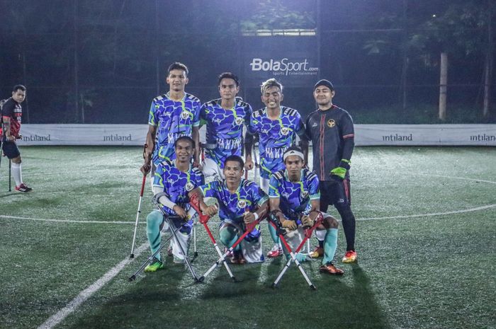 Skuat timnas amputasi Indonesia (skuad timnas amputasi Indonesia alias skuat Garuda INAF (skuad Garuda INAF) sedang berfoto bersama