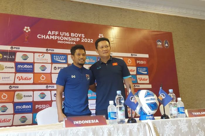 Pelatih timnas U-16 Thailand Pipob Onmo dan Vietnam, Nguyen Quoc Tuan