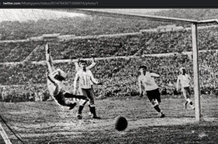 Piala Dunia 1930 menjadi gelaran perdana ajang sepak bola terakbar sejagat.