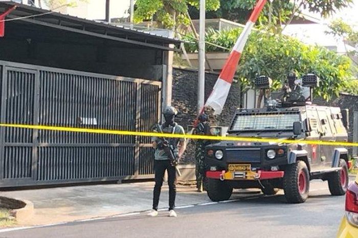 Kendaraan taktis (rantis) Brimob Polri yang disiagakan di depan rumah pribadi Irjen Ferdy Sambo di Jalan Saguling III, Pancoran, Jakarta Selatan, Selasa (9/8/2022). 